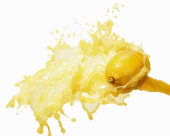 ¿El polvo de la cáscara de limón aligera la piel?